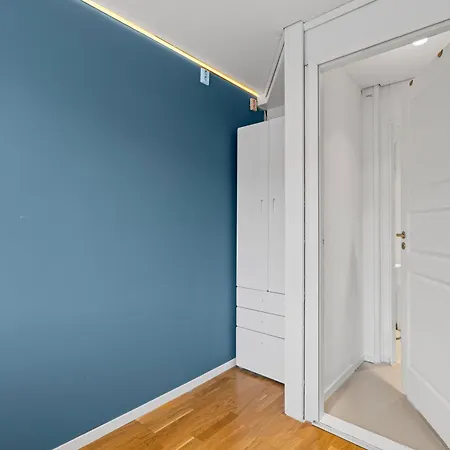 Bright 3-bedroom Near Center